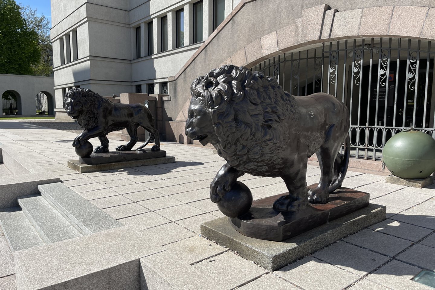 Kauniečiai mėgsta fotografuotis prie greta Vytauto Didžiojo karo muziejaus stovinčių liūtų skulptūrų.<br>G.Bitvinsko nuotr.