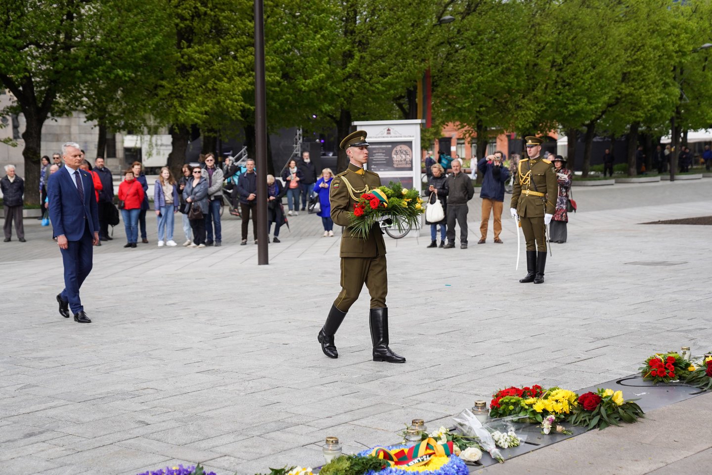 Prezidentas G.Nausėda padėjo vainiką prie R.Kalantos memorialo Laisvės alėjoje.<br> G.Bitvinsko nuotr.
