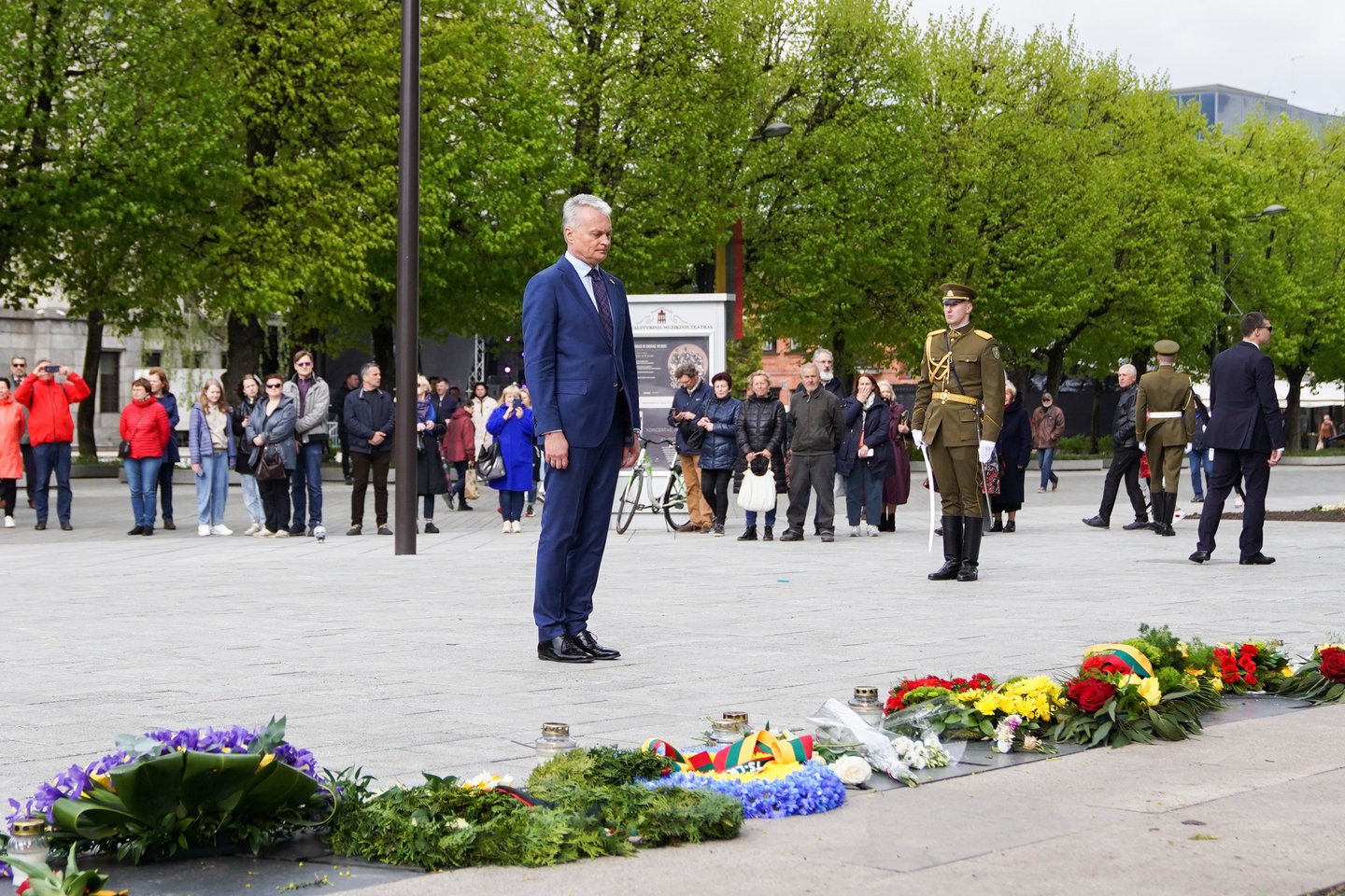 Prezidentas G.Nausėda padėjo vainiką prie R.Kalantos memorialo Laisvės alėjoje.<br> G.Bitvinsko nuotr.