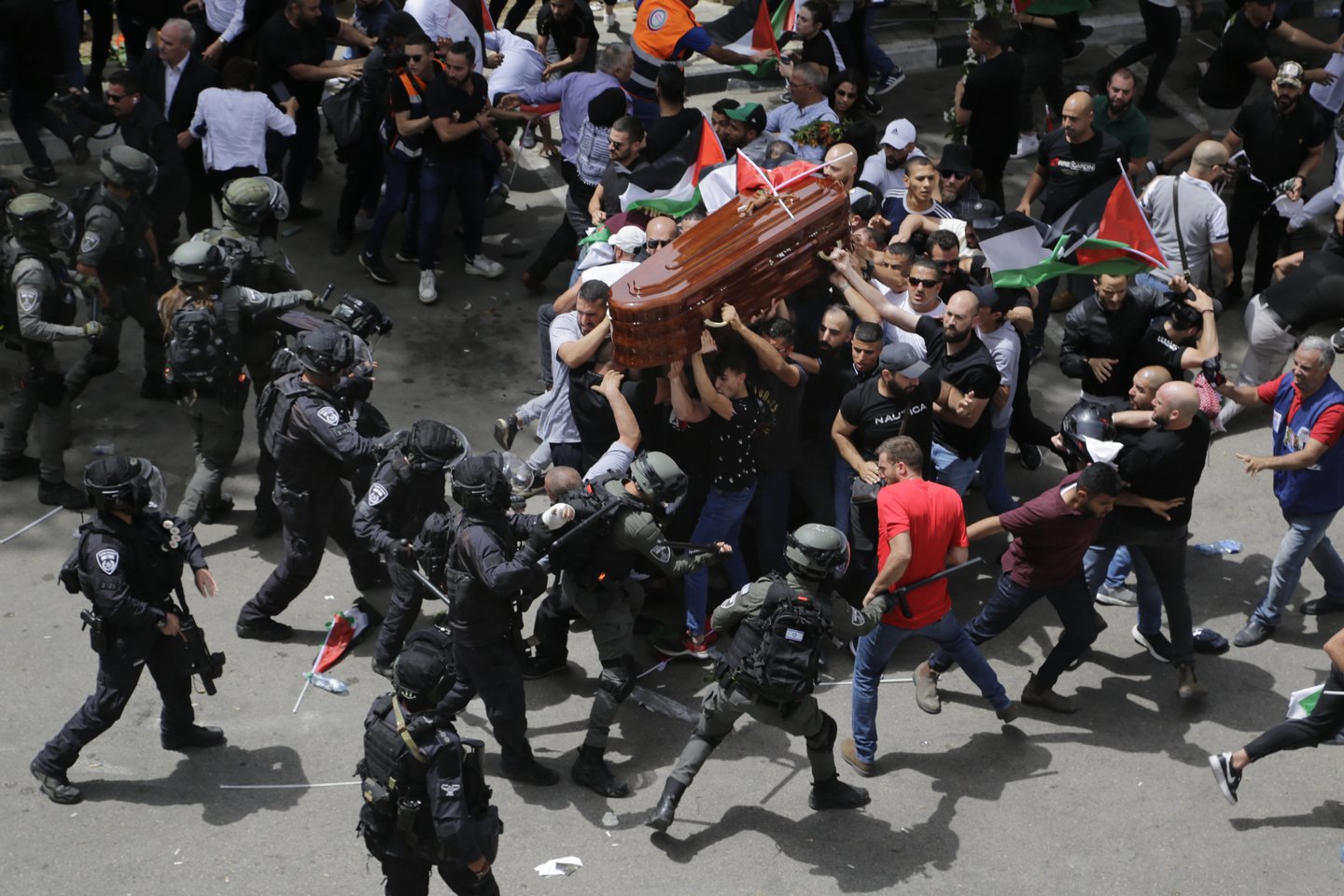 Izraelio policijos vadovas nurodė ištirti pareigūnų veiksmus per vienos palestiniečių žurnalistės laidotuves Jeruzalėje.<br>AP/Scanpix nuotr.
