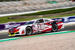 Įspūdingas Gusto Grinbergo debiutas NASCAR – podiumas jau pirmose lenktynėse