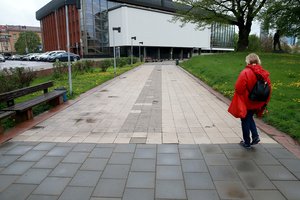 Šaligatviai mirga naujomis ir šalia pat suskilusiomis plytelėmis: savivaldybė atkerta – remontuojama tik kur labiausiai reikia