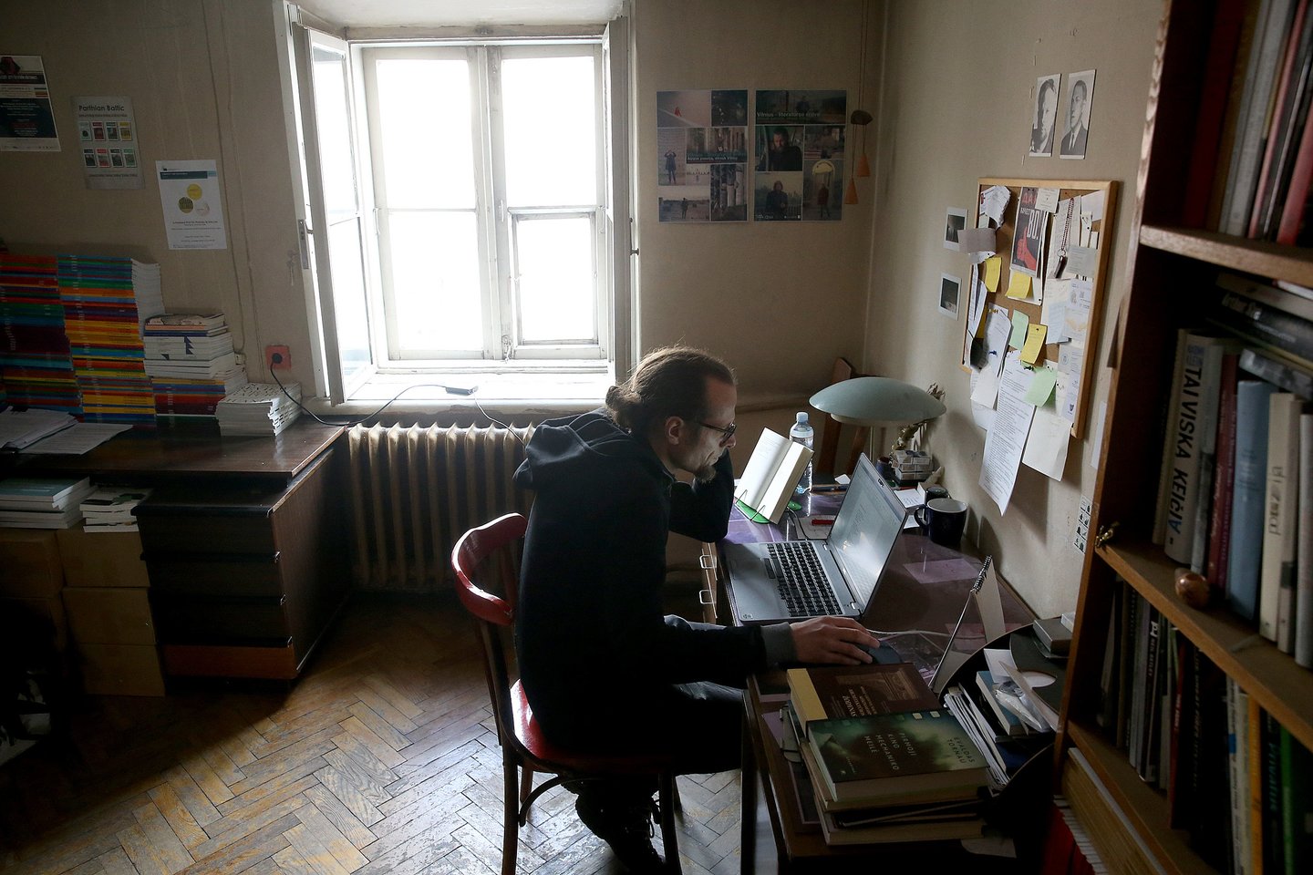 M.Burokas dažnai rašo ir verčia Lietuvos rašytojų sąjungos patalpose esančioje „Vilnius Review“ redakcijoje.<br>R.Danisevičiaus nuotr.