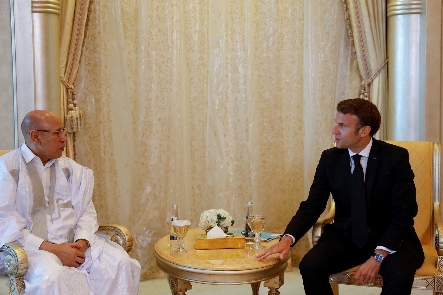 Naujasis JAE prezidentas susitiko su E. Macronu.<br>AFP/Scanpix nuotr.