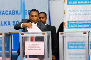 Somalio parlamentarai renkasi balsuoti ilgai atidėliotuose prezidento rinkimuose