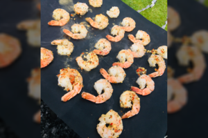 Su Viduržemio jūros prieskoniais marinuotos grilyje keptos krevetės