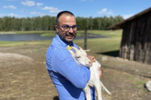 Gian Luca Demarco papiktino „Eurovizijos“ komentatoriai: italas stojo ginti kritikos sulaukusios tautietės Lauros Pausini