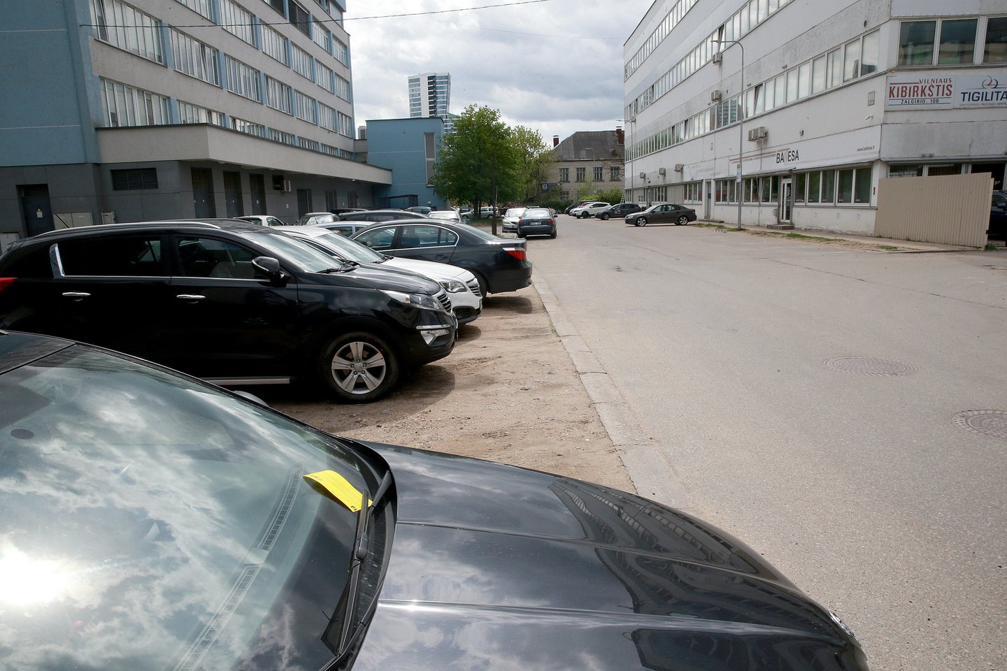 Žalgirio gatvės 108 gyventojai niekur neranda parkomato.<br>R.Danisevičiaus nuotr.