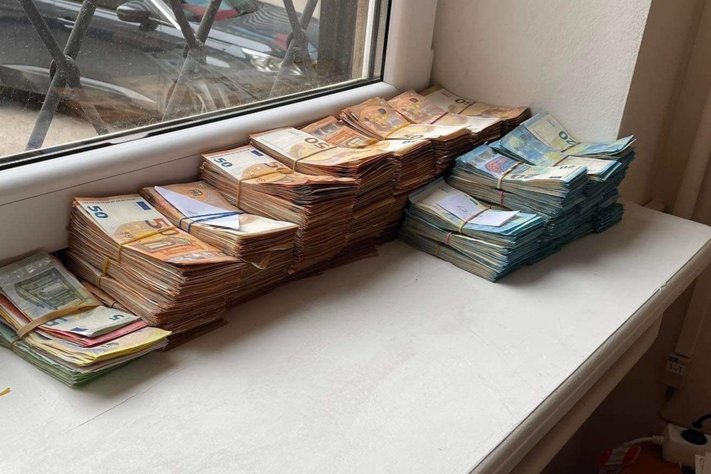  Tyrimo metu surasti pinigai.<br> Kauno apygardos prokuratūros nuotr.