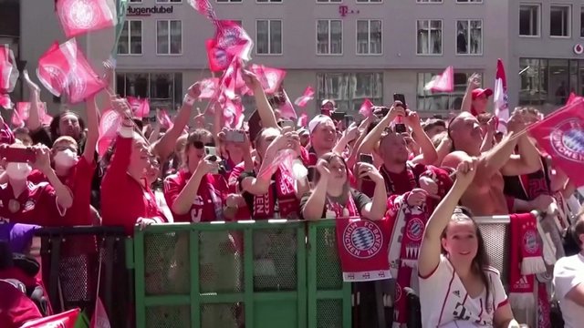 Miuncheno „Bayern“ futbolininkai su sirgaliais atšventė Vokietijos čempiono titulą