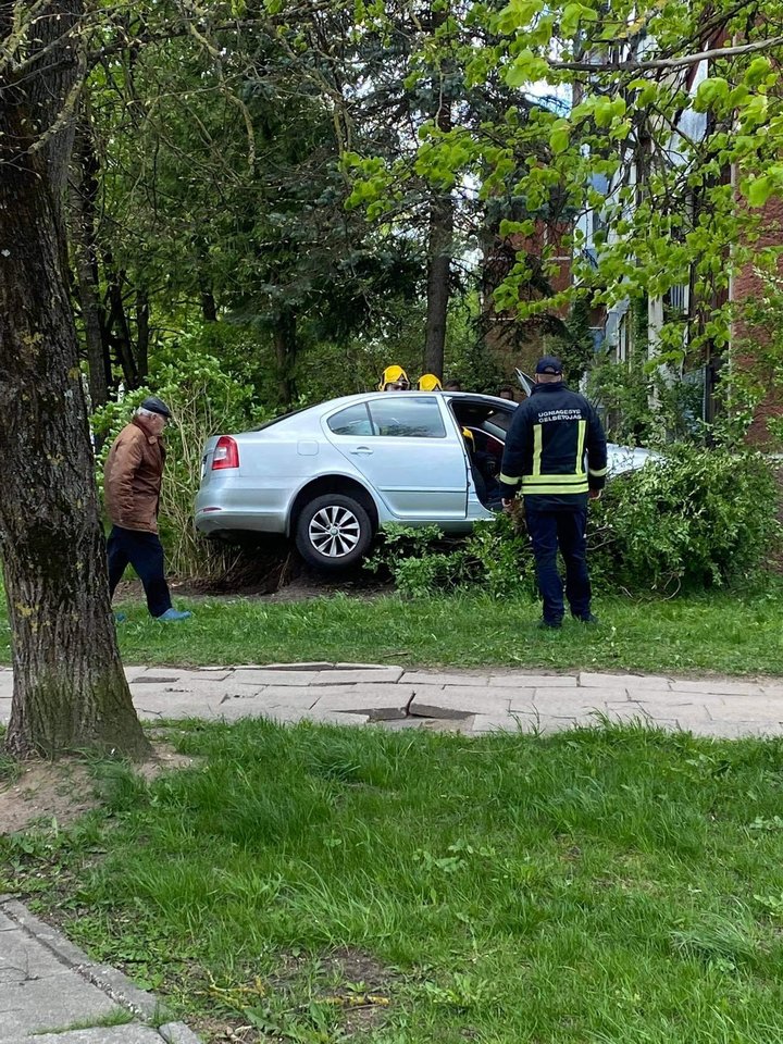  Vilniuje „Škoda“ apdaužė kelis automobilius ir rėžėsi į namo kampą – prireikė medikų.<br> Facebook/Karoliniškės/Beatos V. nuotr.
