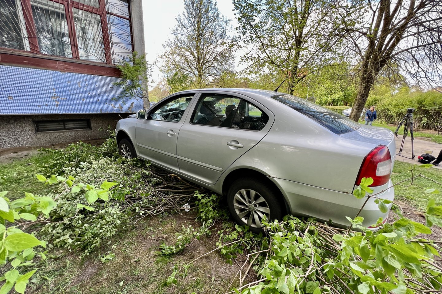  Vilniuje „Škoda“ apdaužė kelis automobilius ir rėžėsi į namo kampą – prireikė medikų.<br> V.Ščiavinsko nuotr.