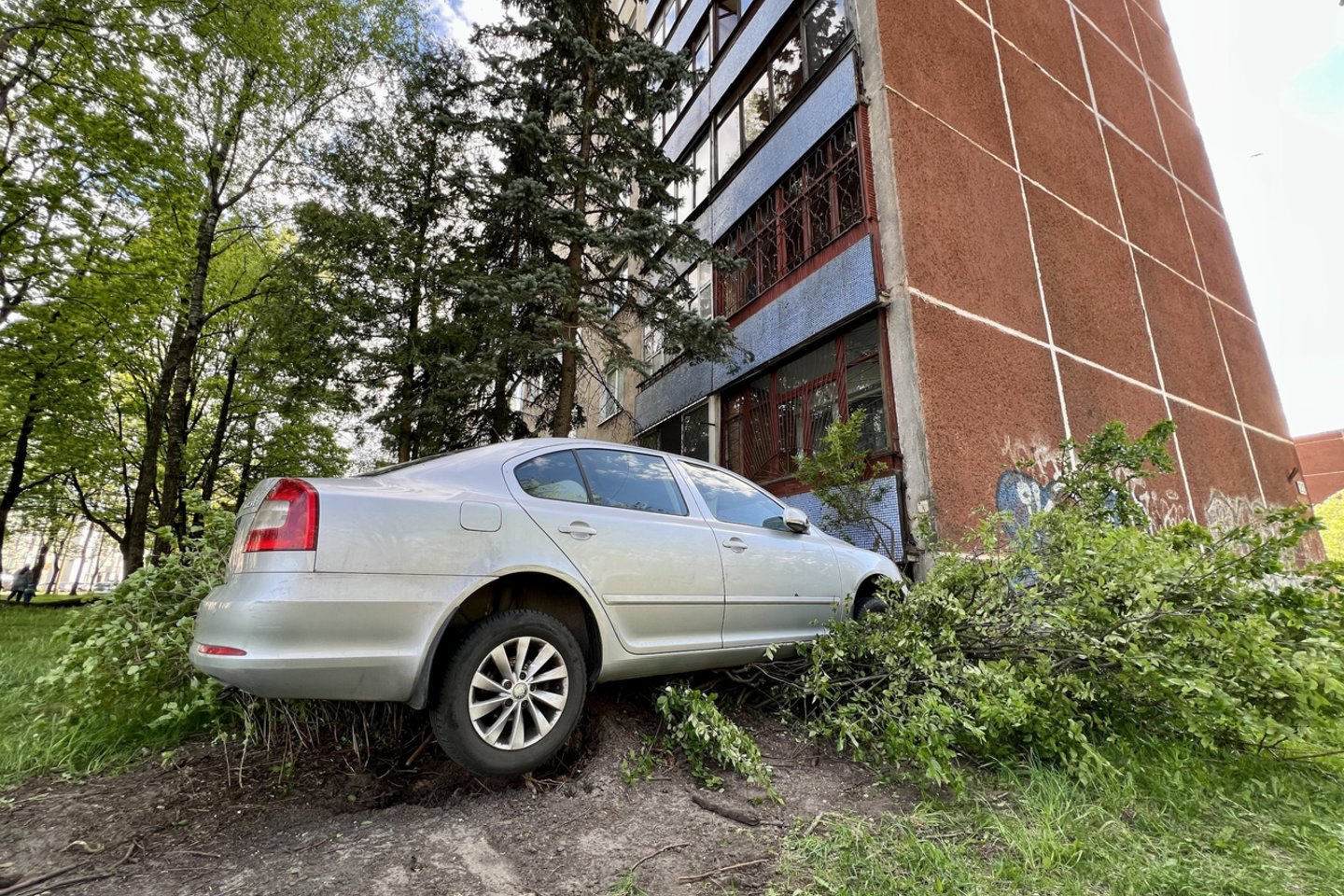  Vilniuje „Škoda“ apdaužė kelis automobilius ir rėžėsi į namo kampą – prireikė medikų.<br> V.Ščiavinsko nuotr.