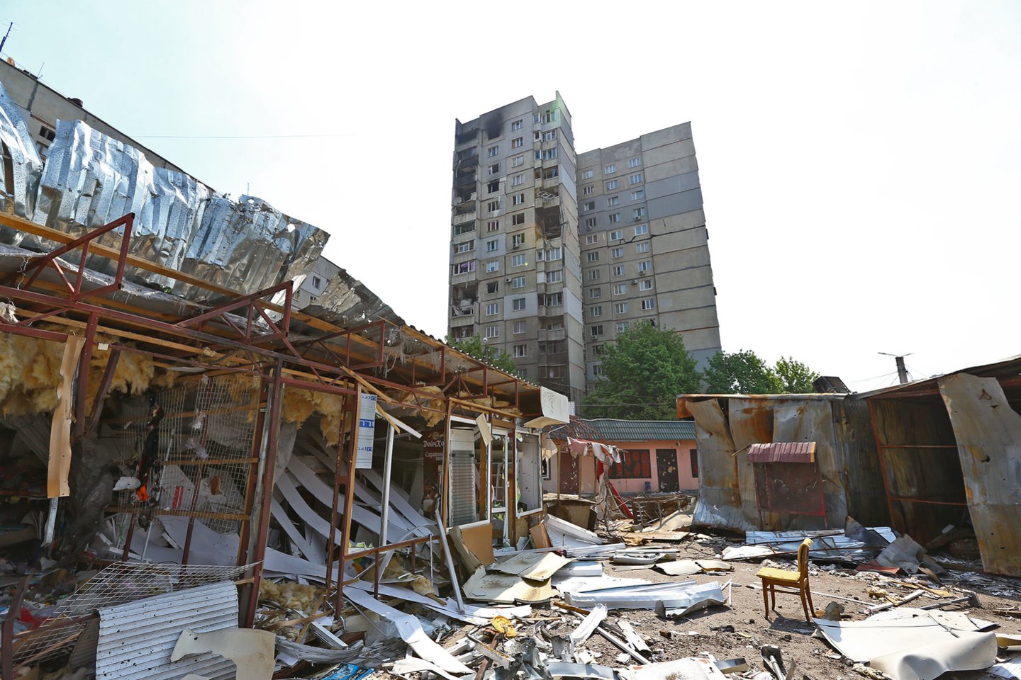  Karas Ukrainoje. 74 paras bombarduotoje Šiaurinėje Saltovkoje neliko sveiko nė vieno daugiabučio. <br> G.Šiupario nuotr.