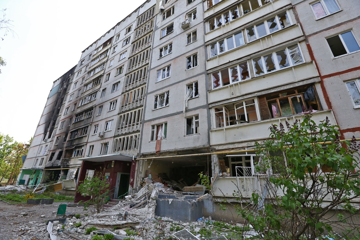  Karas Ukrainoje. 74 paras bombarduotoje Šiaurinėje Saltovkoje neliko sveiko nė vieno daugiabučio. <br> G.Šiupario nuotr.