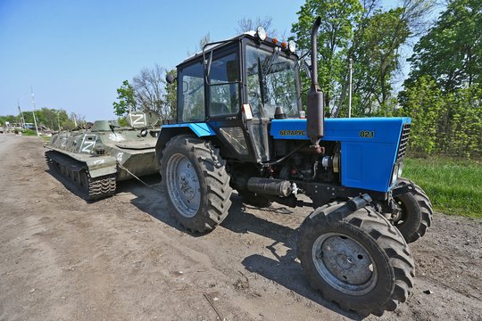  Karas Ukrainoje. Karo klasika - trofėjinį rusų šarvuotį tempia ukrainiečių traktorius.