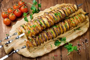 Grilyje keptos bulvės: 3 receptai, kurie nustebins net išrankiausius