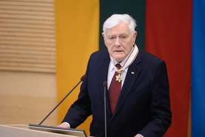Seime vieną svarbiausių apdovanojimų gyvenime atsiėmęs V. Adamkus: „Esu giliai sujaudintas“