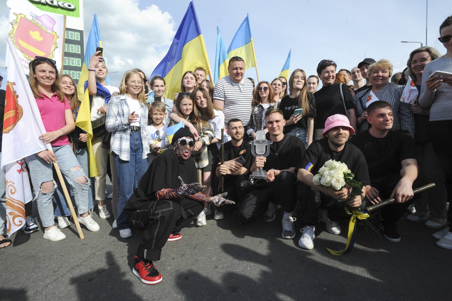 Po triumfo „Eurovizijoje“ – karo alinamoje Ukrainoje „Kalush Orchestra“ pasitiko būrys gerbėjų<br> Scanpix/AP nuotr.