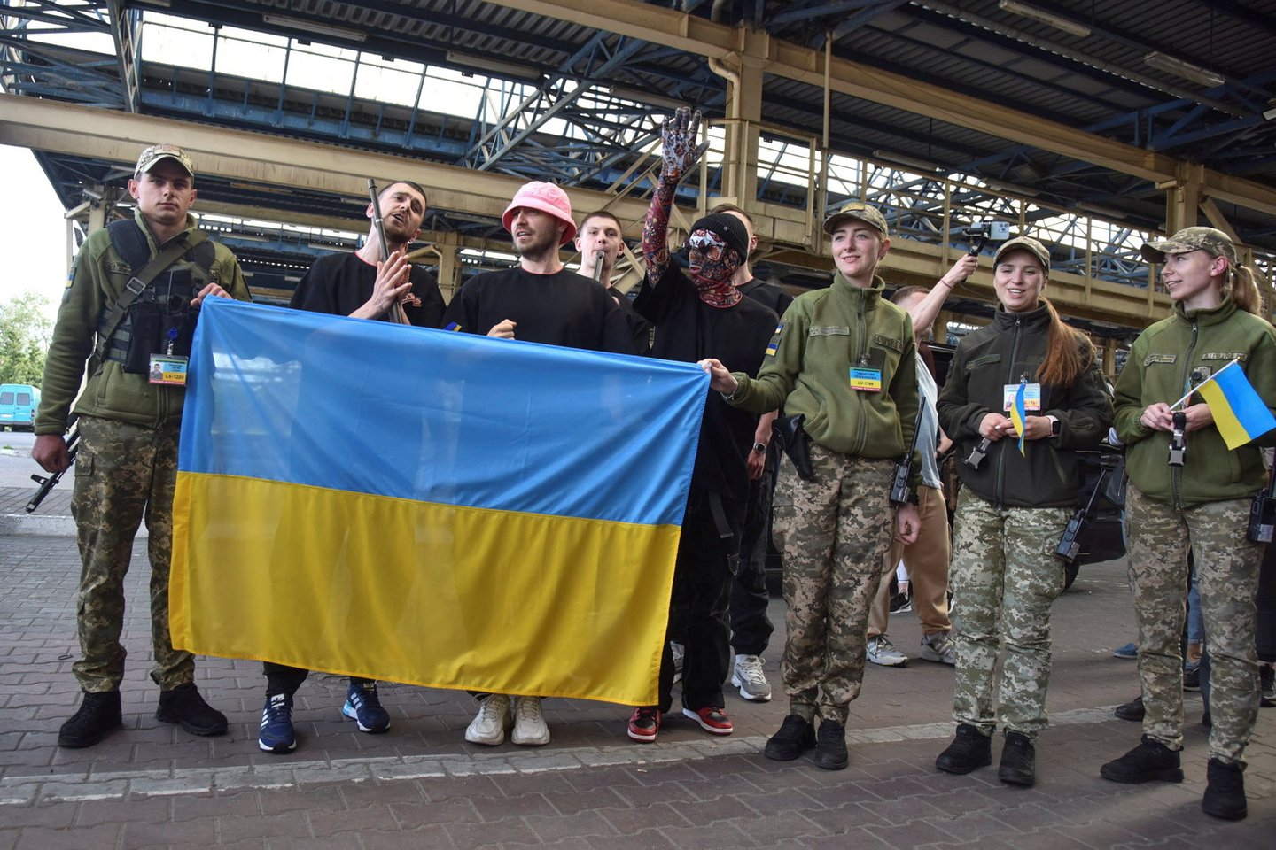 Po triumfo „Eurovizijoje“ – karo alinamoje Ukrainoje „Kalush Orchestra“ pasitiko būrys gerbėjų<br> Scanpix/AP nuotr.