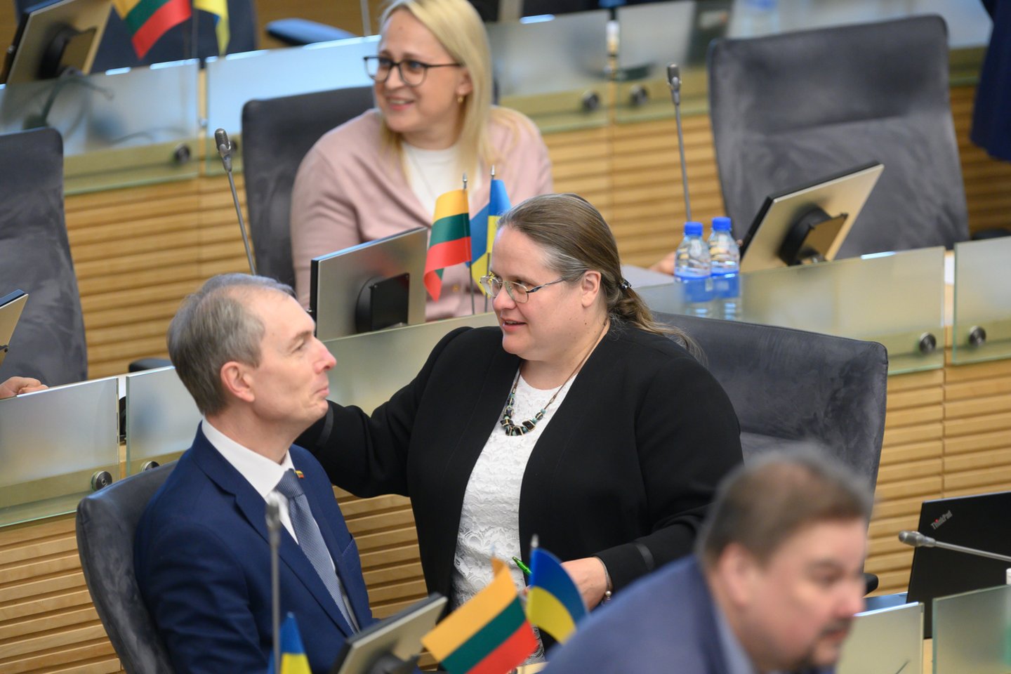 Parlamento rūmuose V.Adamkui už parlamentarizmo, demokratijos ir valstybingumo idėjų puoselėjimą įteiktas Seimo apdovanojimas – A.Stulginskio žvaigždė.<br>V.Skaraičio nuotr.
