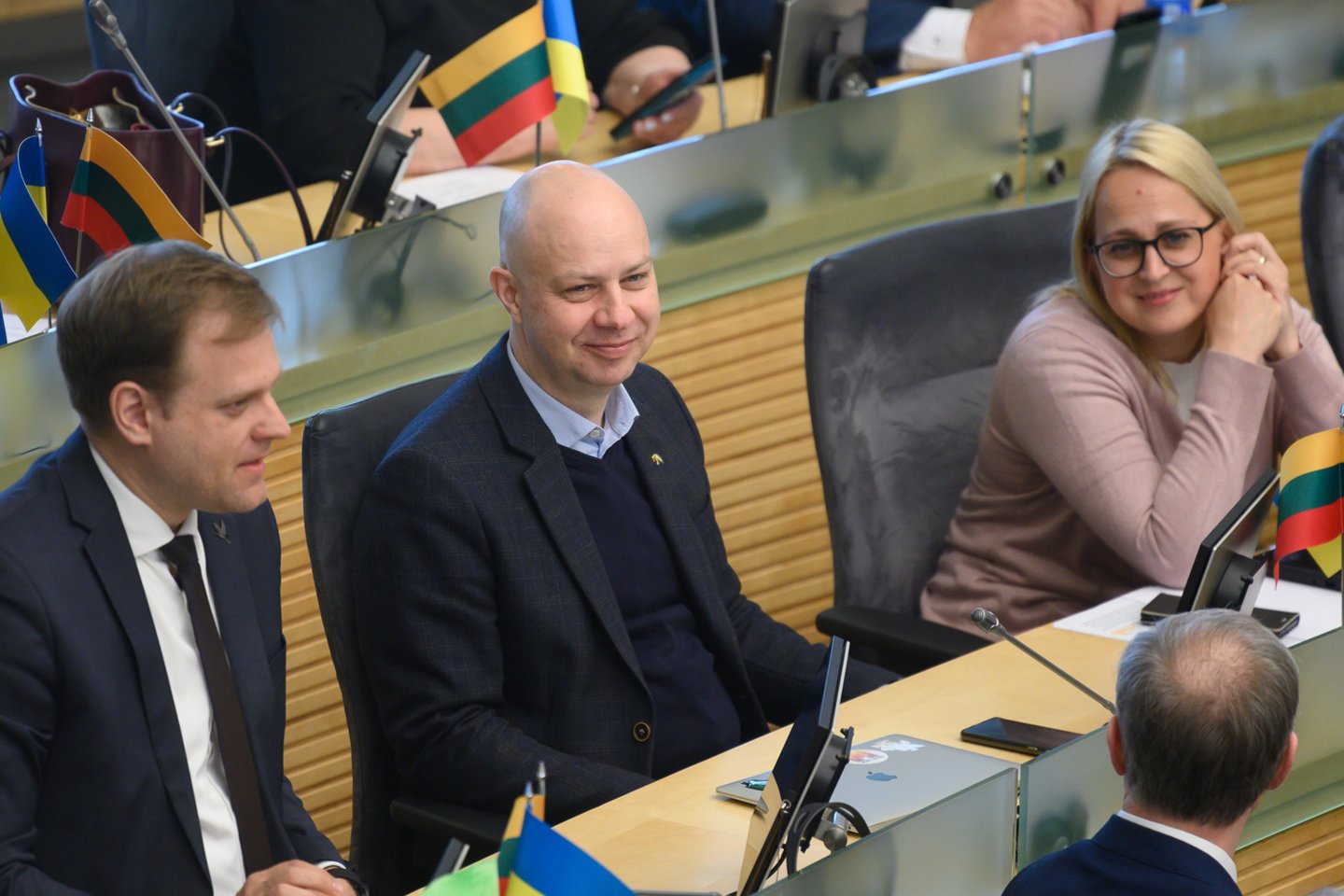 Parlamento rūmuose V.Adamkui už parlamentarizmo, demokratijos ir valstybingumo idėjų puoselėjimą įteiktas Seimo apdovanojimas – A.Stulginskio žvaigždė.<br>V.Skaraičio nuotr.
