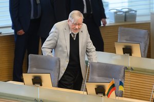 Seimas linkęs pritarti dėl valstybės vadovo statuso V. Landsbergiui, opozicija piktinasi: „Jūs norite karo?“