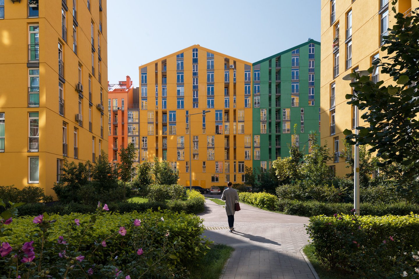 2019 metais Kijeve užbaigtas projektas „Comfort Town“ – didžiulis uždaras, kaip rašoma www.curbed.com, ledų spalvos daugiabučių gyvenamųjų namų kvartalas.<br>Andrey Avdeenko / archdaily.com