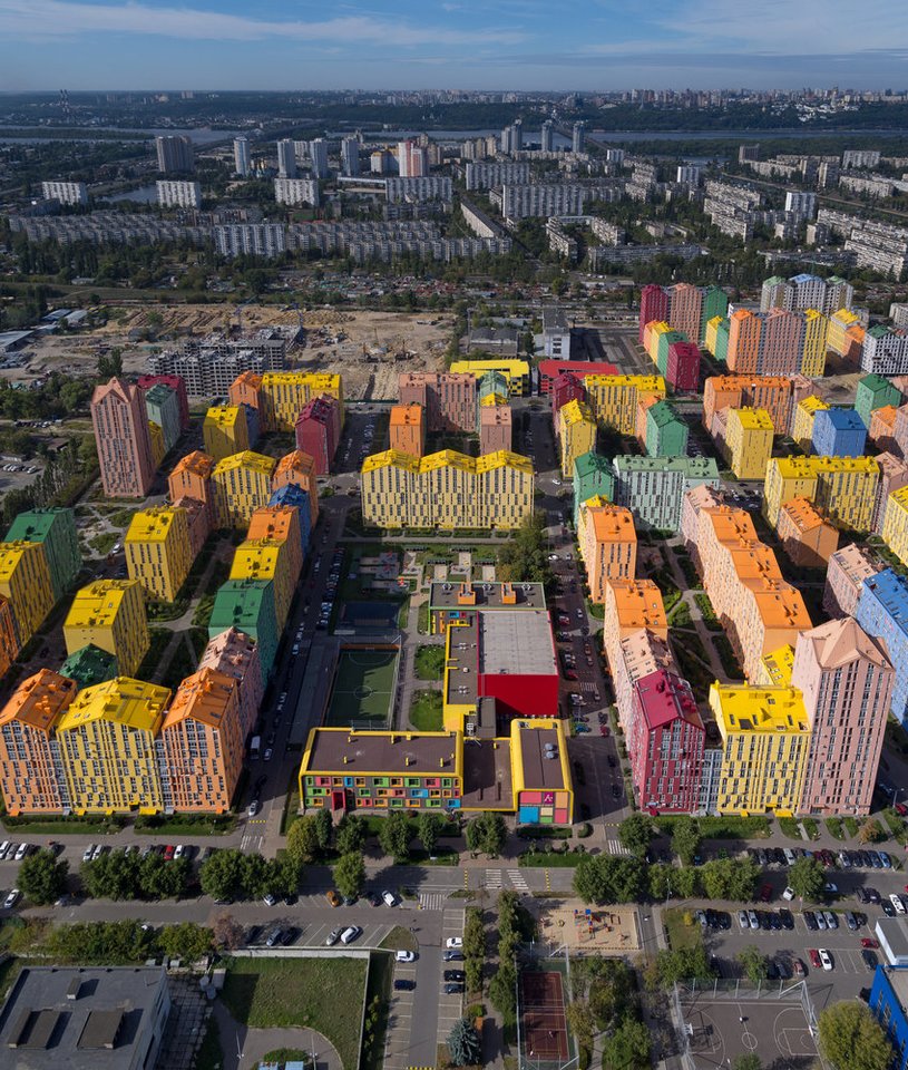 2019 metais Kijeve užbaigtas projektas „Comfort Town“ – didžiulis uždaras, kaip rašoma www.curbed.com, ledų spalvos daugiabučių gyvenamųjų namų kvartalas.<br>Andrey Avdeenko / archdaily.com