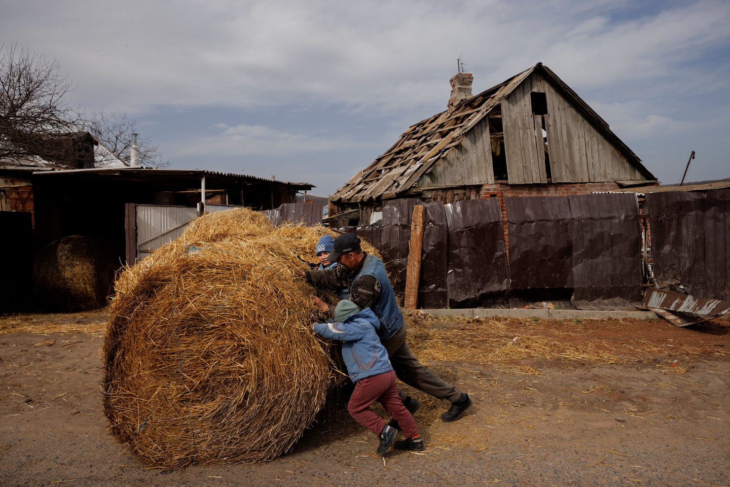 Ūkininkai lieka nuimti kviečių derliaus, bet baiminasi Rusijos puolimo.<br>Reuters/Scanpix nuotr.