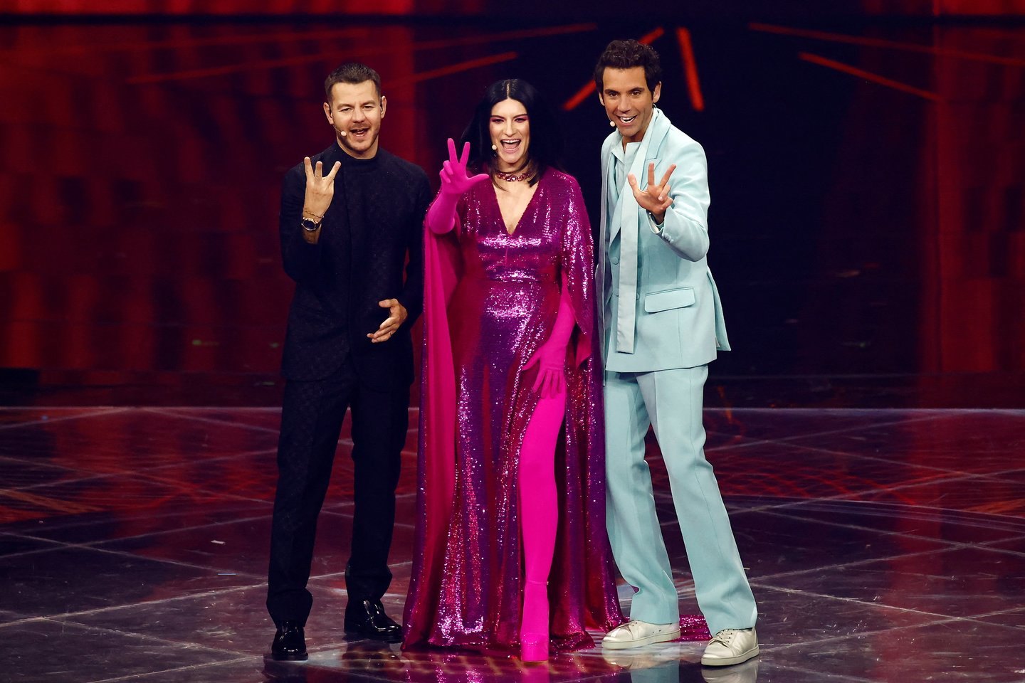 Dainų konkursui dirigavo (iš kairės) A.Cattelanas, Laura Pausini ir Mika.<br>Reuters/Scanpix nuotr.