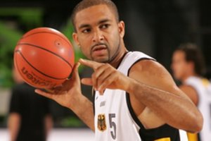 Netektis: mirė 46-erių Vokietijos krepšinio legenda A. Okulaja