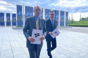 Suomija ir Švedija pateikė stojimo į NATO paraiškas