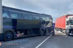 Masinė avarija „Via Baltica“ kelyje: susidūrus dviem vilkikams, autobusui ir automobiliui, daug žmonių pristatyti į ligoninę