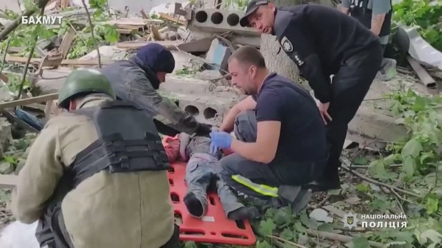 Rusų raketai pataikius į daugiabutį Ukrainoje sunkiai sužeistas devynmetis