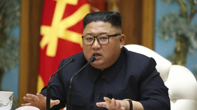 Šiaurės Korėjoje plečiantis COVID-19 protrūkiui, lyderis smerkia pareigūnus dėl aplaidumo