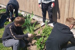 Radviliškyje licėjaus bendruomenė savo pavyzdžiu siekia atkreipti dėmesį į aplinkos tvarkymą