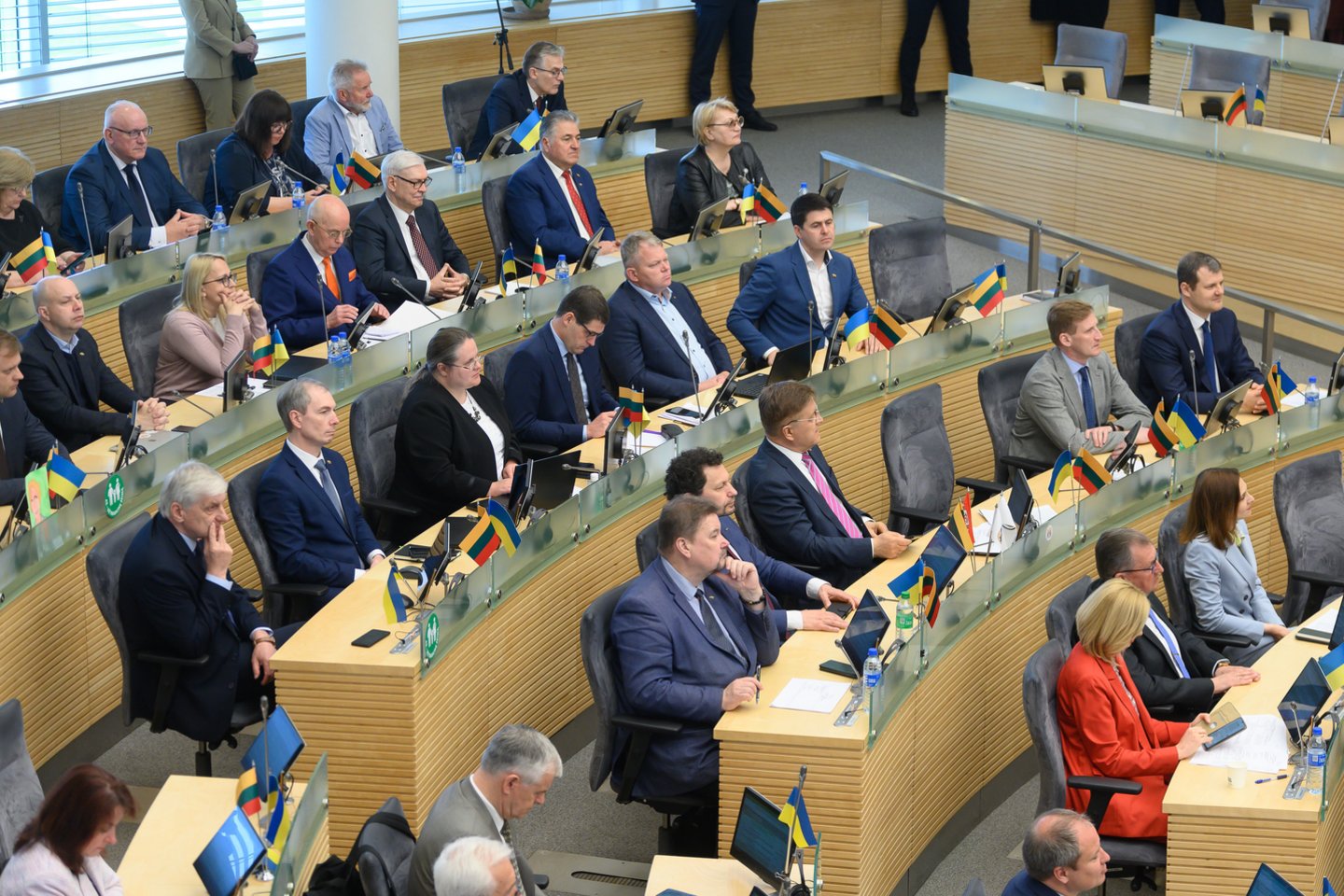 Parlamento rūmuose V.Adamkui už parlamentarizmo, demokratijos ir valstybingumo idėjų puoselėjimą įteiktas Seimo apdovanojimas<br>V.Skaraičio nuotr.