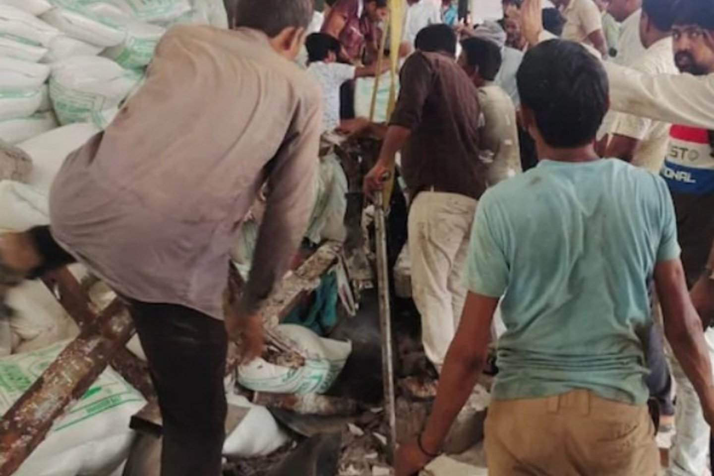 Indijoje sugriuvus druskos fabriko sienai žuvo 12 žmonių.<br>„Twitter“ nuotr.
