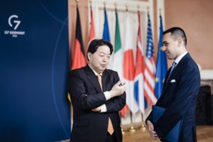 Japonija ragina Kiniją „vaidinti atsakingą vaidmenį“ sprendžiant Ukrainos krizę