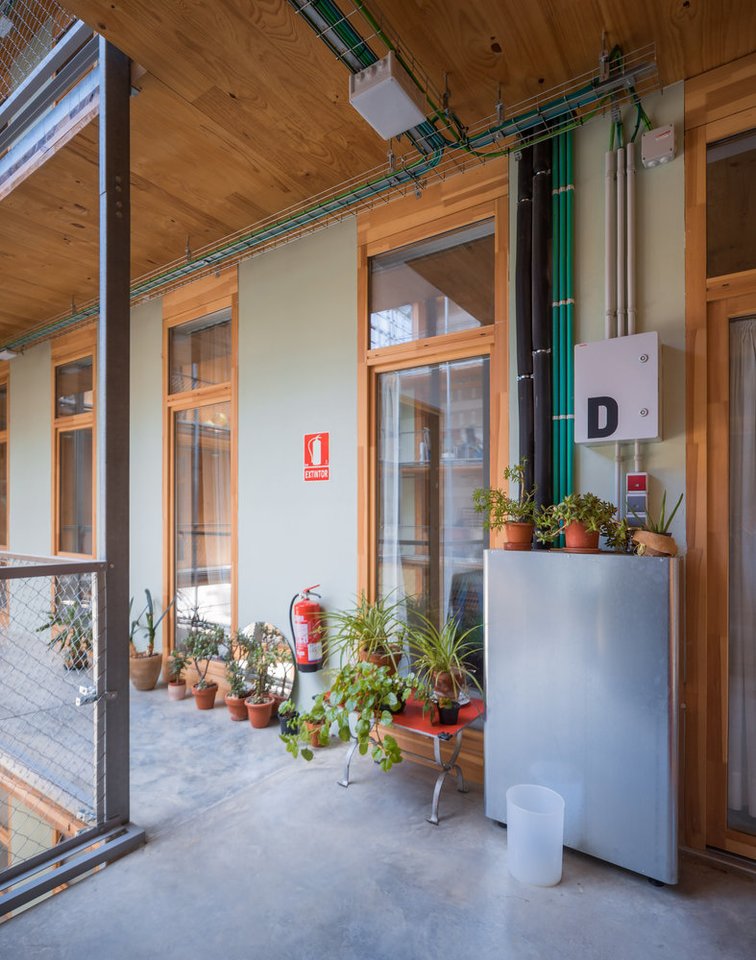 Aukščiausio Barselonoje medinio daugiabučio „La Borda“ gyventojai rado modelį – bendruomenės užsakymu architektų studija „Lacol“ sukūrė kooperatyvinį socialinį būstą.<br>Lluc Miralles / archdaily.com nuotr.