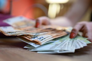 Kelis mėnesius moterį už nosies vedžioję sukčiai iš jos išviliojo daugiau kaip 48 tūkst. eurų