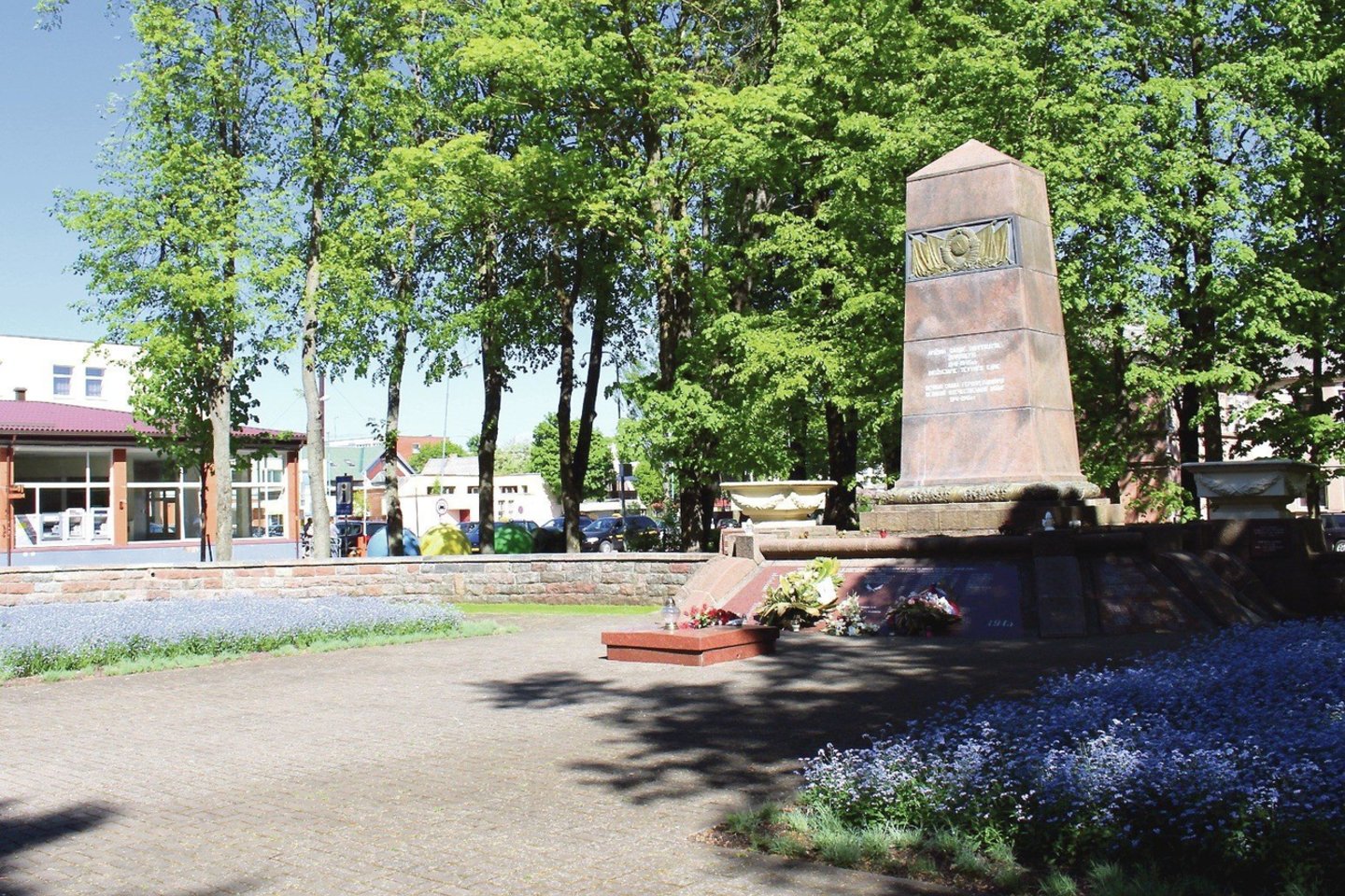Žuvusių sovietų karių kapavietė ir jiems atminti skirtas obeliskas yra priešais katalikų bažnyčią Palangoje.<br>E.Kazlaučiūnaitės nuotr.