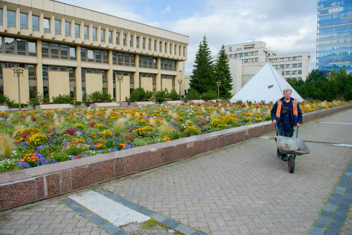 Nepriklausomybės aikštės fontano atkūrimo ir teritorijos prie Seimo sutvarkymo darbų projektą, pasak Seimo kanceliarijos atstovų, planuojama parengti iki 2023-iųjų.<br>J.Stacevičiaus nuotr.