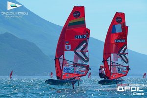 J. Bernotas ir R. Jasiūnas kovą dėl olimpinės burlentės Europos čempiono titulo tęs auksiniame laivyne