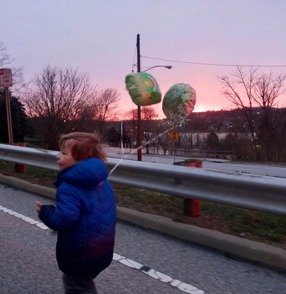 Bėgant berniukui tėvai prie kapišono pririšo balionus kad nesutryptų kiti bėgikai.<br> „Fight For Together“ nuotr.