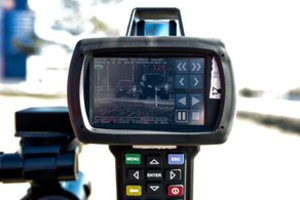 Kelių erelių košmaras: policija pradeda naudoti naujus greičio matuoklius, galinčius „nušauti“ 2 km atstumu