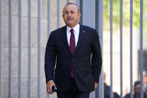 M. Cavusoglu: Turkija kol kas nekeis savo pozicijos dėl NATO plėtros