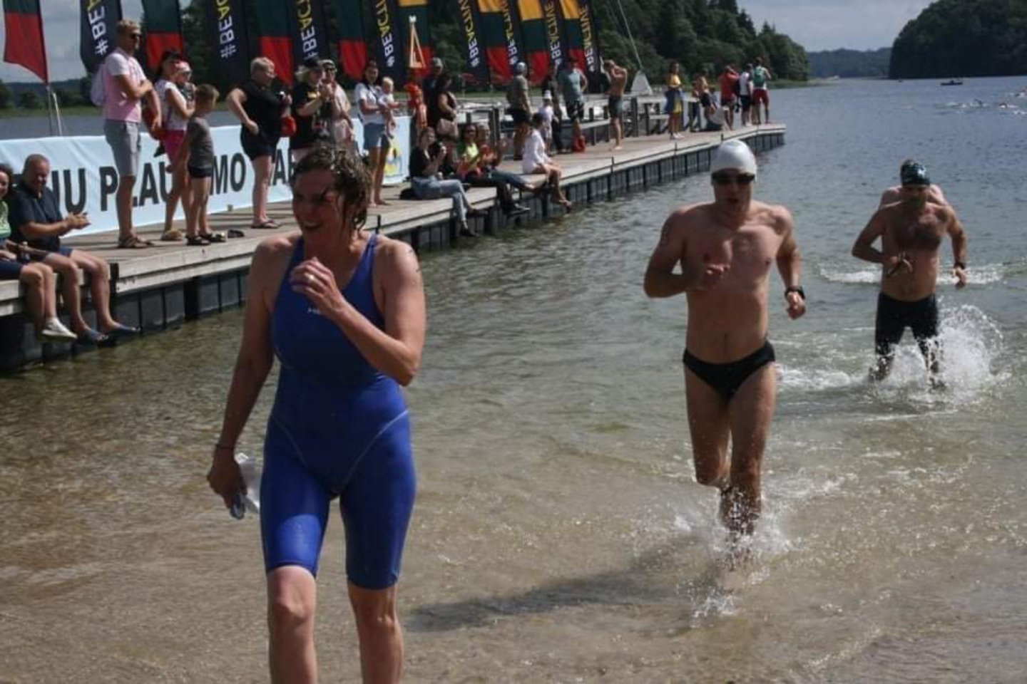 Europos jaunių plaukimo čempionė A.Buzelytė buvo daug kam atpažįstama iš žurnalų viršelių.<br>Nuotr. iš asmeninio albumo