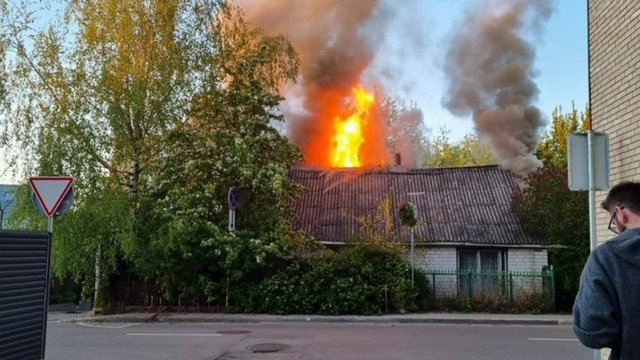 Užfiksuotas Vilniuje liepsnojantis namas: sutelktos gausios ugniagesių pajėgos